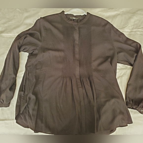 Uniqlo Tops - Uniqlo XL Black Pleated button up blouse from